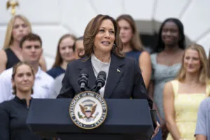 Harris et Walz lancent leur tournée électorale par une attaque frontale contre Trump