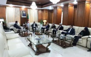 Rencontre entre le ministre de l'Énergie, Mohamed Arkab, et le PDG de Midad Energy North Africa, Cheikh Abdulelah Bin Mohamme