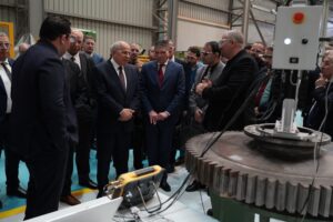 Les délégations des deux groupes, Sonatrach et américain Baker Hughes, sur le site de Algesco à Boufarik ( photo fournie)