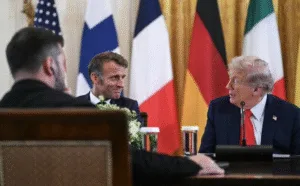 Emmanuel Macron et donald Trump lors de la réunion avec les dirigeants européens ( capture d'ecran)