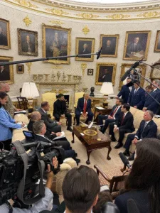 Zelensky reçu par Trump dans le bureau oval de la Maison Blanche ( CD @WhiteHouse)