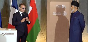 Emmanuel Macron et sultan Haitham ben Tarik lors de sa visite dEtat en France image capture decran live diffuse sur le compte